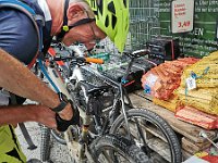 während wir einkaufen Duscht Klaus schon Udo's Bike