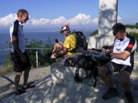 Klaus kommt uns mit einem E-Bike des Hotels entgegen : 7.Tag, Lipic - Piran, MTB, Transslovenia 2014