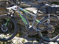 der Gepäckträger zum Akkutransport hält perfekt., stört aber auf dem Trail