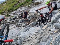Überquerung eines Geröllfeldes auf dem Weg zum Eisjöchel